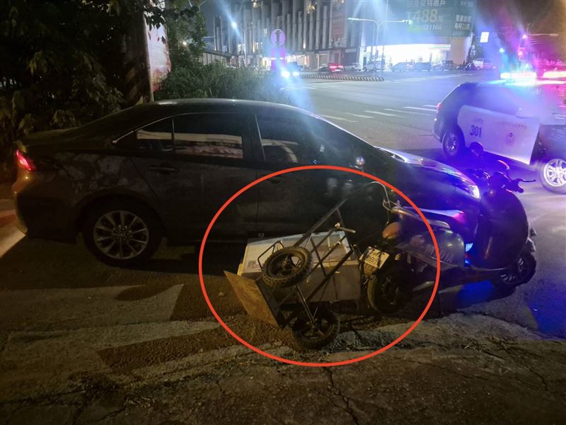 二輪微電車載運冷氣時掉落擊中轎車遭罰1200元。（圖／翻攝畫面）