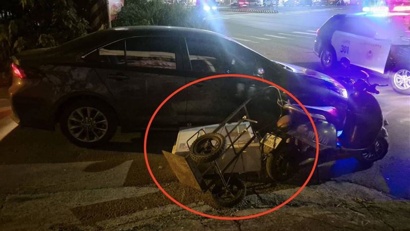 二輪微電車違規上路！又載運冷氣重擊轎車