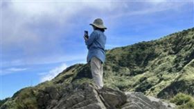 大媽,藍衣,護欄,網友,美照,岩石,納稅錢,南投,合歡山,武嶺亭圖片描述。（圖／翻攝自爆料公社）