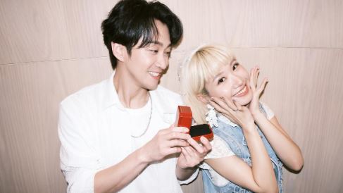Lulu（右）今日發文表示，和陳漢典（左）兩人要結婚了。（圖／翻攝自Lulu 黃路梓茵IG）