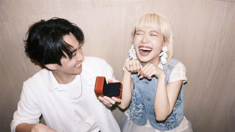 陳漢典甜蜜求婚Lulu　手捧戒指寵溺笑了