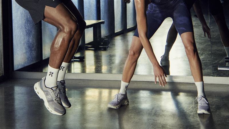 馬拉松賽季進入倒數，HOKA Mach X 3 與 On Cloudpulse 系列分別滿足室外長跑與室內健身需求。跑者能藉由雙線訓練補強速度與肌力，在年底賽事中更具突破自我的實力。（圖／ON提供）