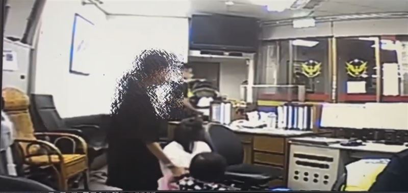 西門派出所員警立刻將母女帶進派出所關心。（圖／翻攝畫面）