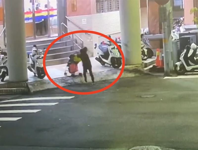 30歲的李姓婦人推著娃娃車、牽著大女兒走到派出所外。（圖／翻攝畫面）