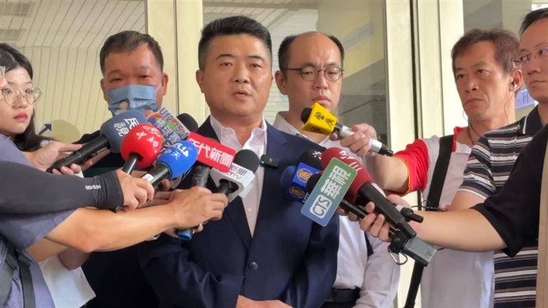 涉貪108萬助理費，顏寬恒（中）二審重判理由曝，「顏董代收代付總表」是關鍵。（圖／翻攝畫面）