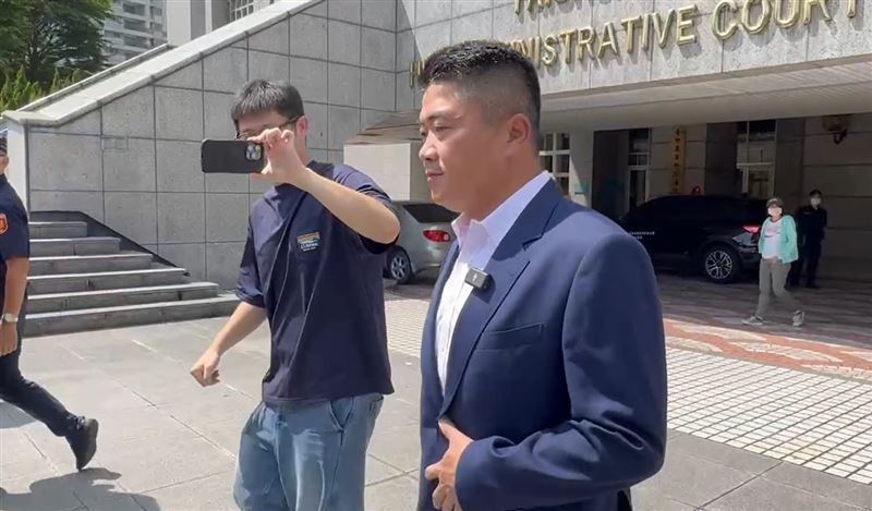 顏寬恒現身台中高分院。(圖/翻攝畫面)
