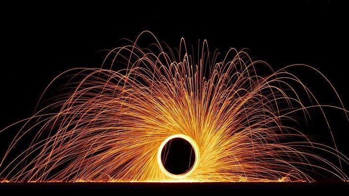 NASA 近年啟動 UAP（不明異常現象）研究，結果發現多數「UFO」是流星、極光或雲層反射。但唯獨「球狀閃電」這類現象難以下定論。它既像自然電漿，又具獨特行為模式。有人笑稱：外星人比我們更想知道答案，因為這鍋實在不該賴給他們。（示意圖／PIXABAY）