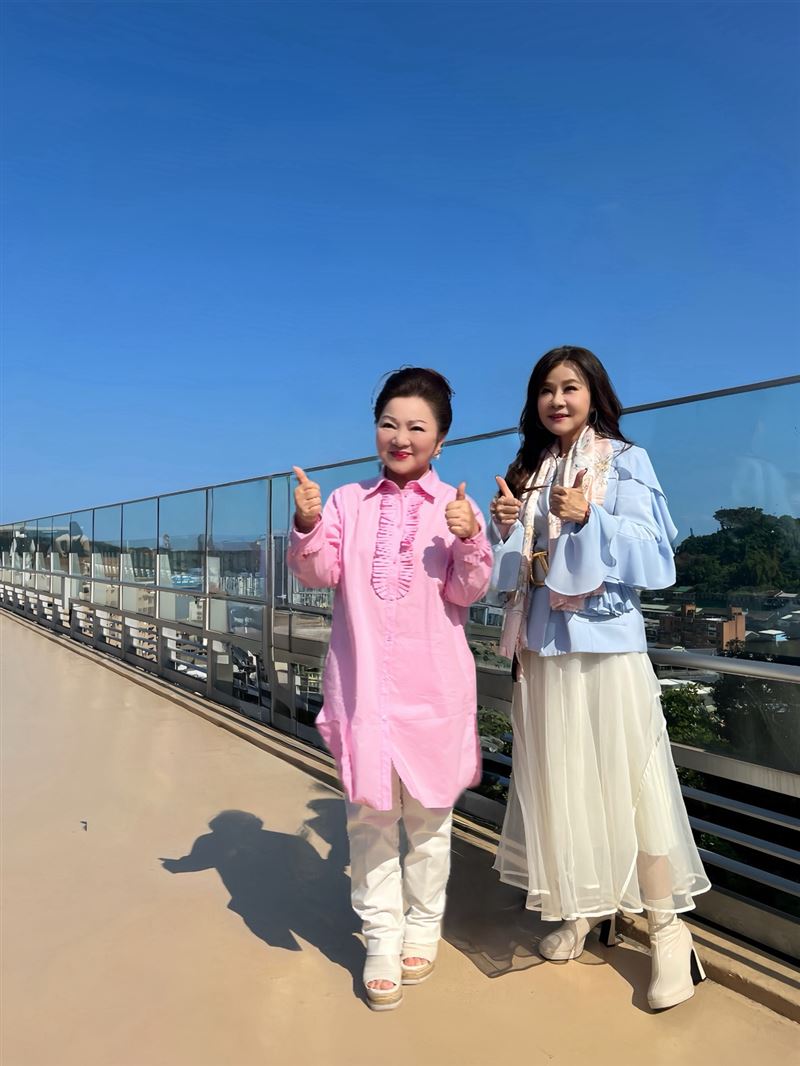 龍千玉(右)力挺白冰冰,客串演出三立《天知道》。(圖/長興影視提供)
