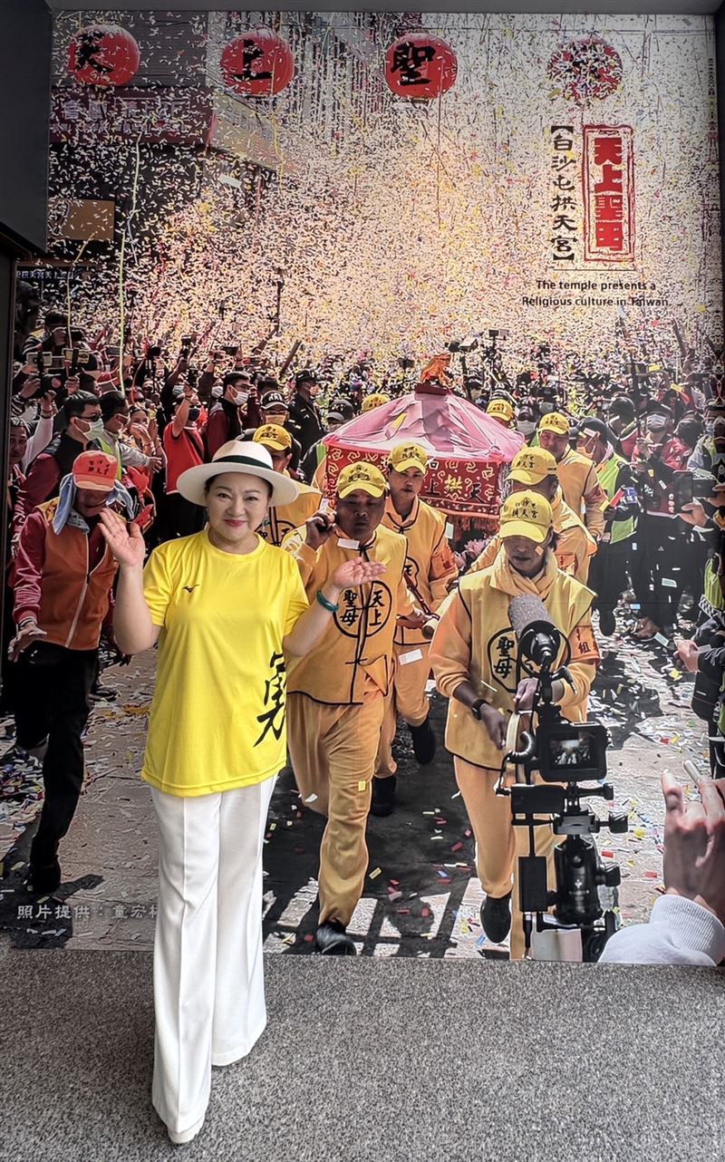 白冰冰前往白沙屯拱天宮還願。(圖/長興影視提供)