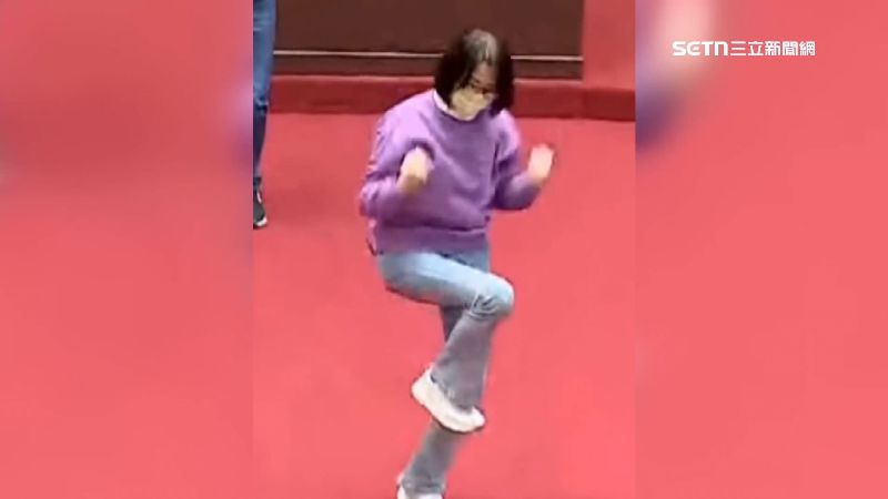 藍白硬闖財劃法「出大包」,圖為國民黨立委王鴻薇在財劃法三讀通過後,手舞足蹈歡慶畫面。(圖/資料照)