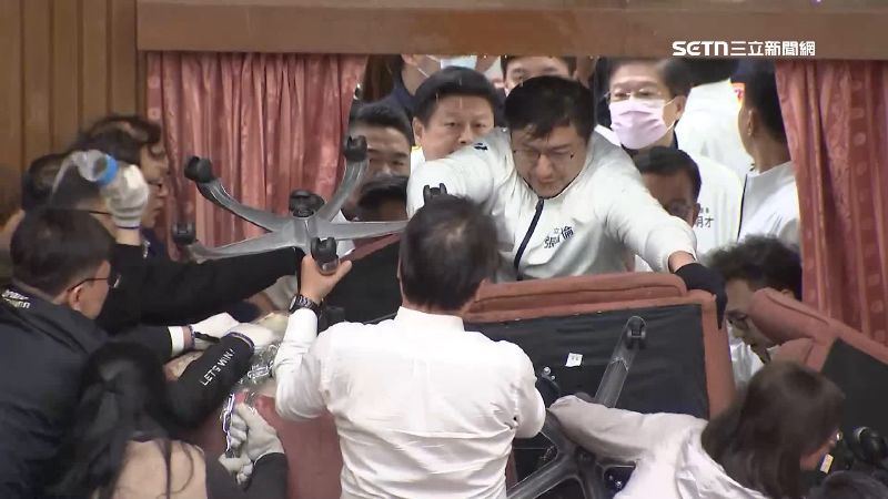 藍白硬闖《財劃法》出包，急甩鍋中央引起抨擊。（資料照）