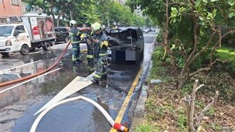 北市火燒車事故！汽車追撞貨車冒煙起火