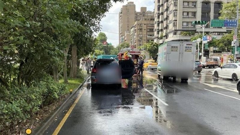 台北大安區羅斯福路、辛亥路口,發生追撞火燒車事故。(圖/翻攝畫面)
