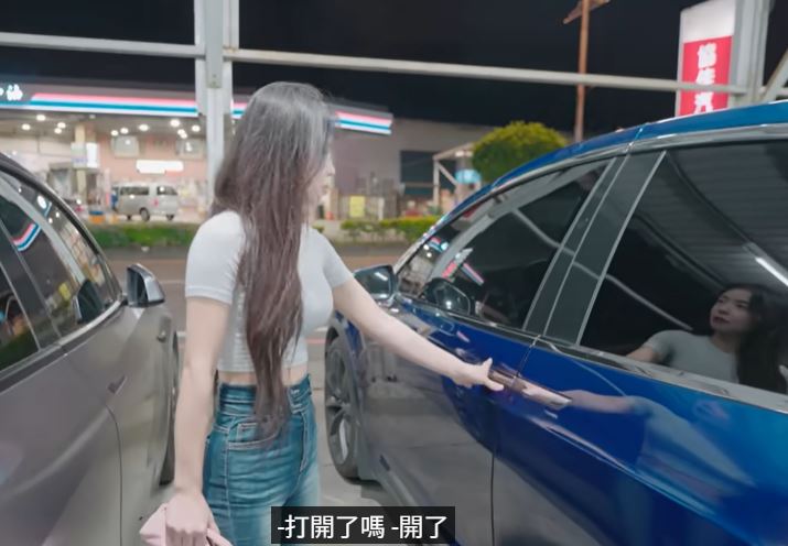 最終老闆仍借給李多慧一台藍色特斯拉試開兩週，讓她先感受駕駛體驗。（圖／翻攝自李多慧YT）