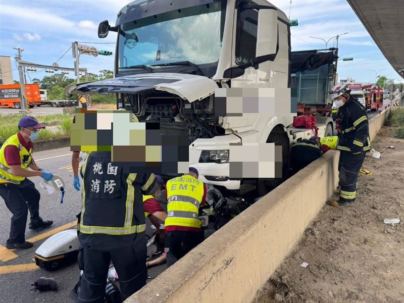 82歲羅姓老夫妻騎車與砂石車發生碰撞事故。（圖／翻攝畫面）