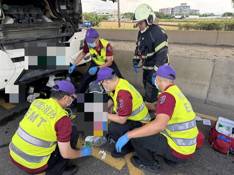 82歲的羅姓夫妻遭砂石車捲入車底，送醫不治。（圖／翻攝畫面）