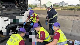 新／8旬夫妻騎車外出　捲砂石車底雙亡