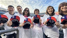 北美台商團體推洋基台灣日北美洲台灣商會聯合總會長白越珠（右3）與僑胞出席紐約洋基對底特律老虎賽事暨台灣日活動。中央社記者廖漢原紐約攝　114年9月11日