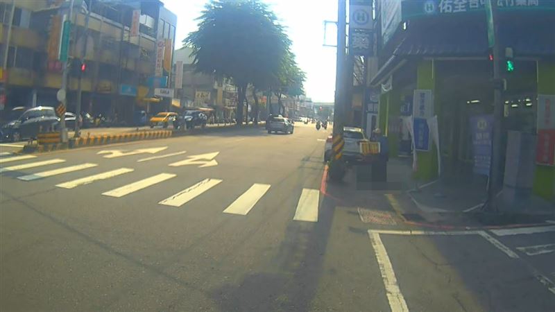 張姓通緝犯在工地賣飲料躲避查緝，沒想到在路邊遇到員警盤查。(圖／翻攝畫面)