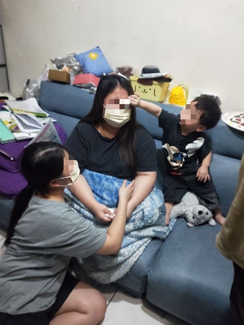 令人心疼又開心祝福！資優生孝女無怨父病母殘曠課顧家，為家人捨國立大學不念得全國孝行獎。（圖／《愛的延續公益協會》提供）