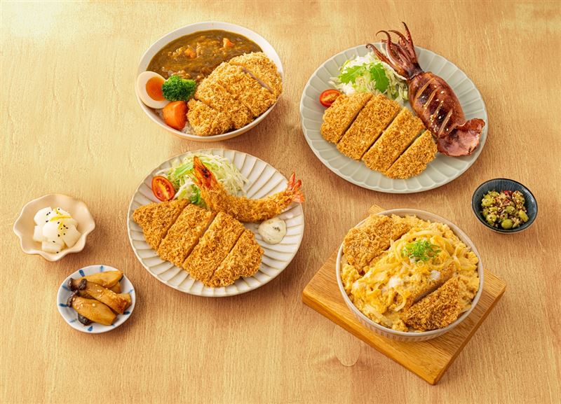 針對外帶和外送「品田牧場」即日起推出多款丼飯和雙拼品項，外帶價169元起，9月底前在foodpanda消費滿400元，即享65折優惠。(左後)香酥咖哩豬排丼、(左前)黃金豬排拼塔塔海老、(右後)黃金豬排拚炙燒魷魚、(右前)滑蛋豬排丼。（圖／品牌業者提供）