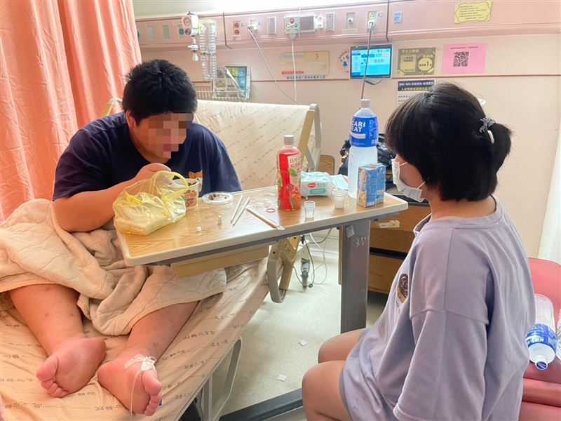 令人心疼又開心祝福！資優生孝女無怨父病母殘曠課顧家，為家人捨國立大學不念得全國孝行獎。（圖／《愛的延續公益協會》提供）
