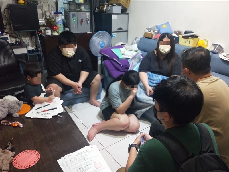 令人心疼又開心祝福！資優生孝女無怨父病母殘曠課顧家，為家人捨國立大學不念得全國孝行獎。（圖／《愛的延續公益協會》提供）