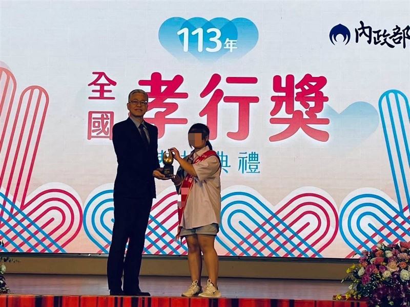 令人心疼又開心祝福！資優生孝女無怨父病母殘曠課顧家，為家人捨國立大學不念得全國孝行獎。（圖／《愛的延續公益協會》提供）