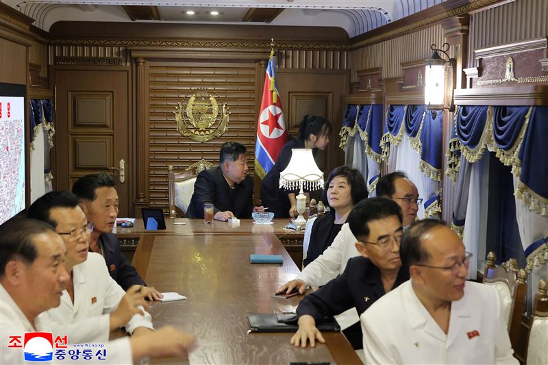 金正恩女兒金朱愛（畫面中站著看向窗外者），被認為是北韓接班人可能性很高。（圖／路透社／達志影像）