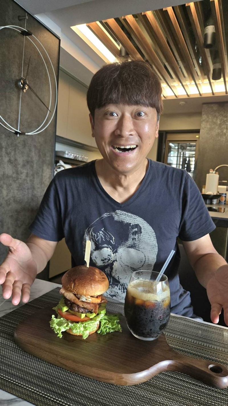 侯昌明分享美食照。（圖／翻攝自臉書）