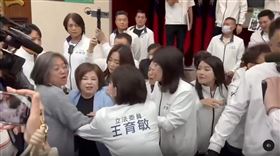 去年11月藍綠為《財劃法》在委員會爆發肢體衝突。（圖／翻攝自Thread @tainanlai_dpp）