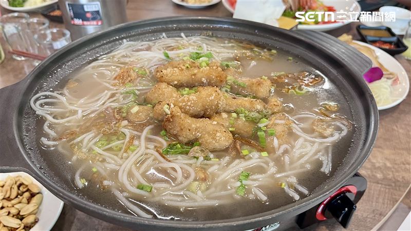 平日午餐時段提供芋頭米粉吃到飽。(圖／記者賴俊佑攝影)