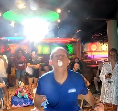 拉什上一次「口彈桌球」的紀錄是30秒47下，不到一年就刷新紀錄。（圖／翻攝YouTube＠Record Breaker Rush）