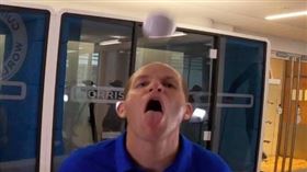 美國「金氏世界紀錄狂人」大衛·拉什船上「口彈桌球」再次締造驚人紀錄。（圖／翻攝YouTube＠Record Breaker Rush）