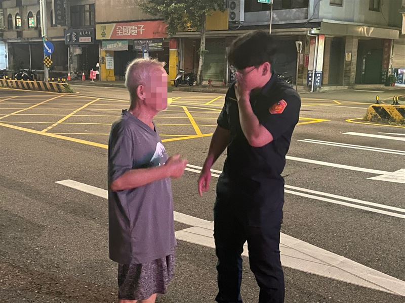 員警獲報後便沿途搜尋，之後於埔心火車站前發現該名老翁。（圖／桃園電子報提供）