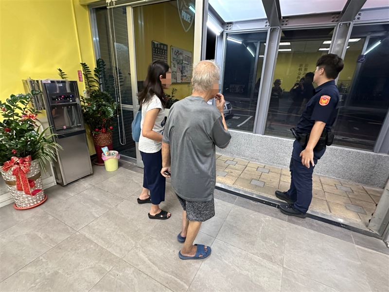 警方在老翁身上發現一張家屬事先製作的聯繫小卡，經查證後確認了老翁身分並立即聯繫家屬到場。（圖／桃園電子報提供）