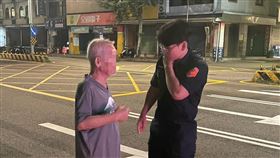 失智翁深夜徘徊火車站，警助返家。（圖／桃園電子報提供） 