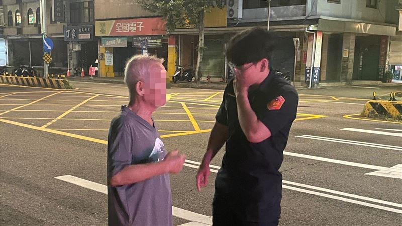 失智翁深夜徘徊火車站，警靠這物助他返家