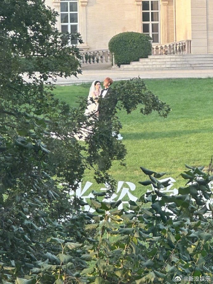 黃子韜、徐藝洋絕美婚紗照曝光。（圖／翻攝自微博）