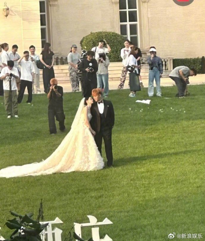 黃子韜、徐藝洋絕美婚紗照曝光。（圖／翻攝自微博）