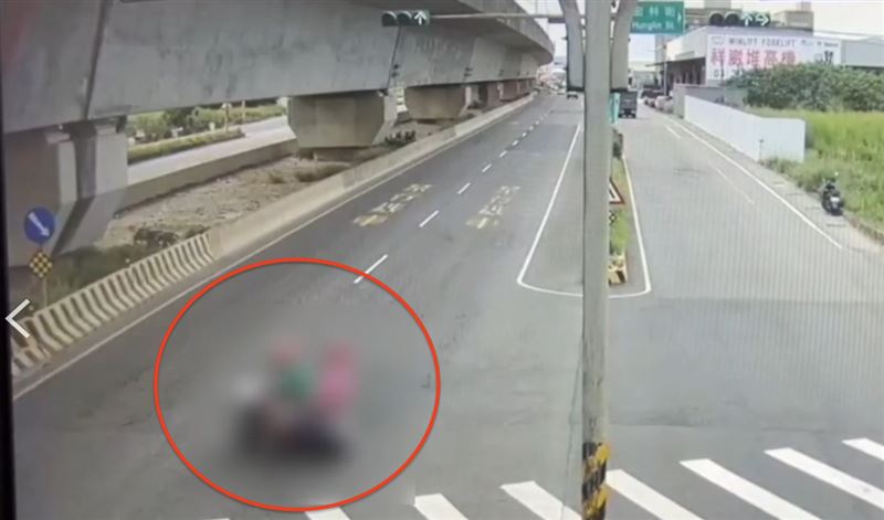 羅姓夫妻突然從慢車道左轉快車道，砂石車煞車不及撞上。（圖／翻攝畫面）
