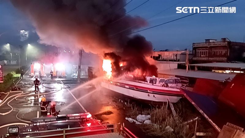 飯店大亨價值800萬遊艇，遭陳女縱火焚毀。（圖／翻攝畫面）