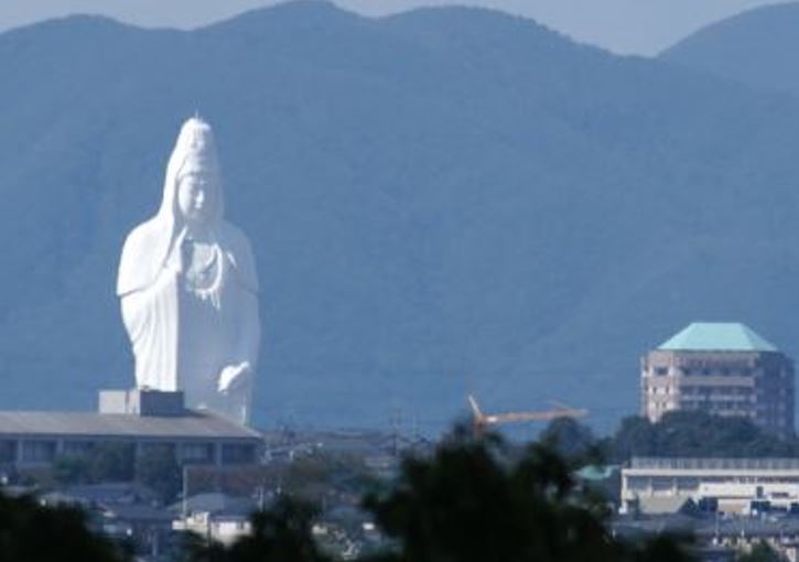 當地人說，夜裡回家時抬頭一望，總覺得觀音的眼神像是「盯著自己」。（圖／翻攝自維基百科）