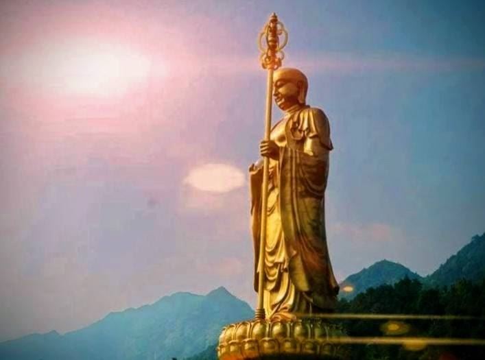 中國九華山地藏王銅像在特定天氣條件下，背後竟會出現巨大的彩色光環。（圖／翻攝自百度百科）