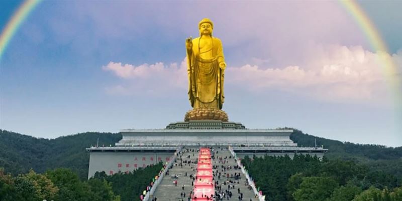 河南中原大佛有時因天氣影響，讓人們心中更加敬畏。（圖／翻攝自百度百科）