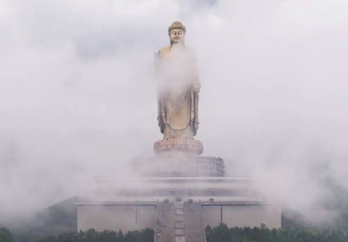 河南中原大佛在陰雨天氣裡，佛像常常被雲霧半掩，只露出一隻手或半張臉，宛如神祇伸手俯瞰人間。（圖／翻攝自百度百科）
