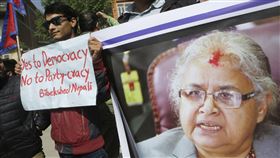 2017年民眾走上街頭，抗議卡爾基遭彈劾停職。（圖／美聯社／達志影像）