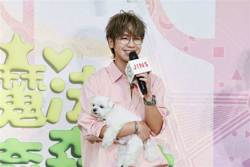 鼓鼓帶著愛犬「呂小柱」出席公益活動。（圖／相信音樂提供）