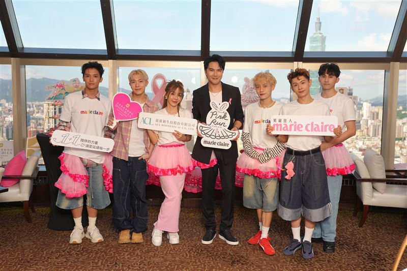 新生代偶像VERA與抗癌女戰士崔咪(左三起)及實力派演員謝佳見合影(圖/《marie claire美麗佳人國際中文版》提供)