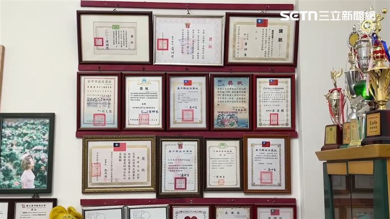 Lulu媽曬出女兒滿滿的獎狀牆及可愛嬰兒照。(圖／翻攝畫面)